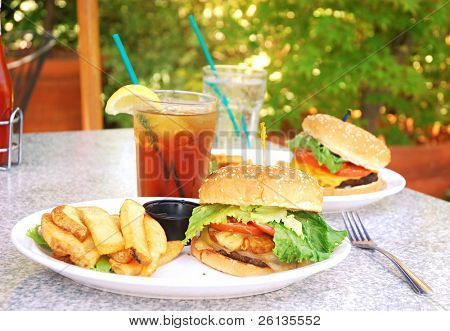 zwei Burger am Tisch im Restaurant im freien