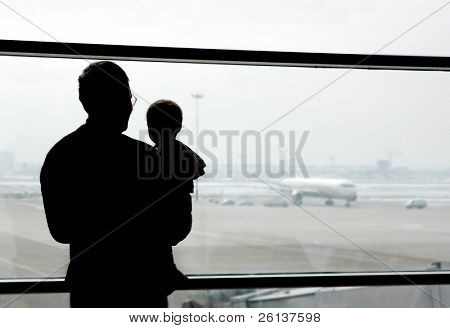 far og søn ser på fly