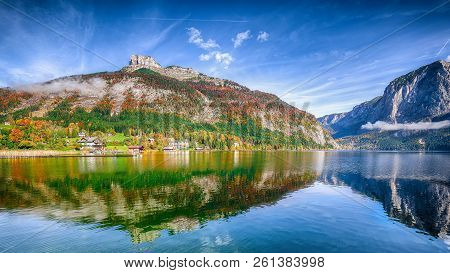 Sunny Morning On The Lake Altausseer See. Sunny Autumn Scene In The Morning. Location: Resort Altaus