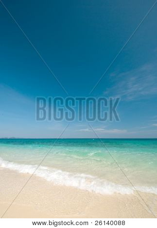 Thai havet: White Sand Beach og blå himmel
