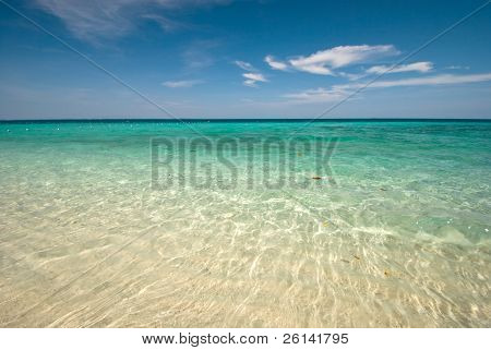 Thai havet: White Sand Beach og blå himmel