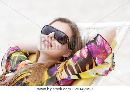 hermosa joven en gafas de sol