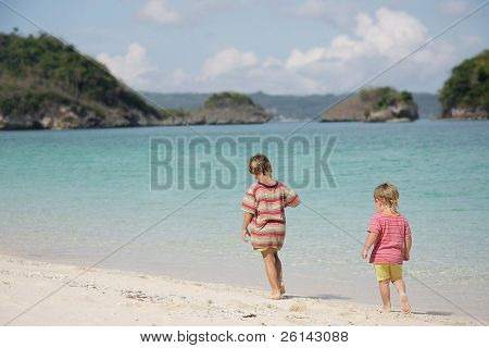 to børn på stranden