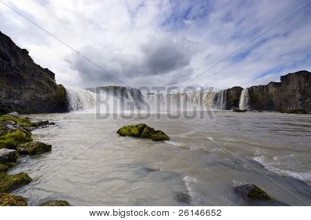 Wodospad Godafoss w Islandii (wodospad bogów) jest jednym z najbardziej spektakularnych w Islandii