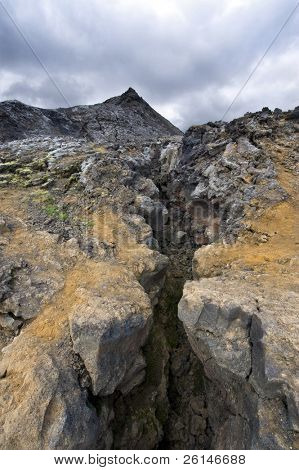 Pohled v vulkanická trhlina 1984 erupci Krafly sopečného systému na Islandu. V 