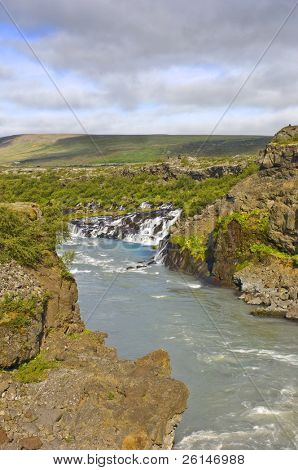 아이슬란드에서 화려한 Hraunfossar 폭포