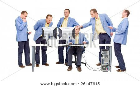Verschillende mensen vermenging met het werk van een man op de computer, met verschillende adviezen en expressi