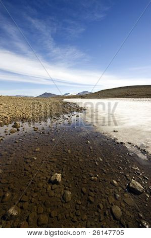 die öde, desolate isländische Landschaft mit ewigem Schnee und einer felsigen Tundra-Wüste in der Nähe der langjo