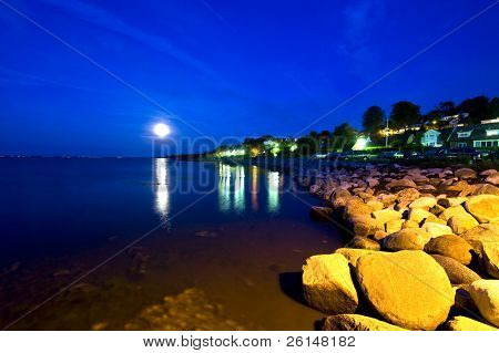 Sorgere della luna sulla costa sud svedese in Skane