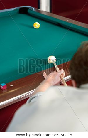 Bazén hráče čekají, až výstřel na 9 ball, selektivní zaměřením na straně, startovací a cue ball