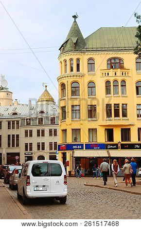 Riga, Latvia -august 28, 2018: The Cat House (right) At 10 Meistaru Iela In The Old Town Of Riga, Th