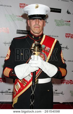LOS ANGELES - 27 listopada: sierżant Devon Van przybywa w Hollywood 2011 Boże Narodzenie parady w 