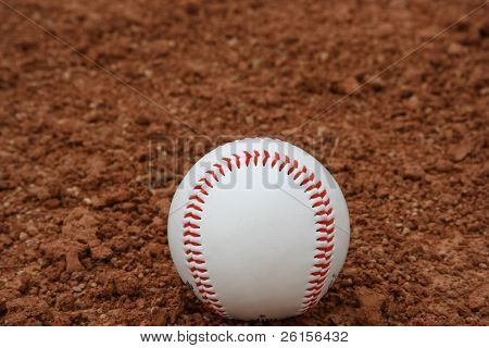 Baseball na infield červené hlíně