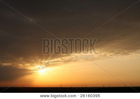 Cuttng raggi del sole attraverso il cielo