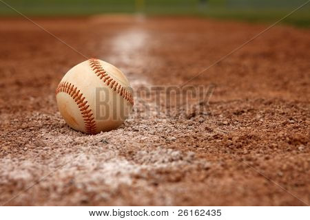 Baseball v Infield mezi křídou čáru