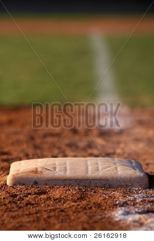 Baseball Base sköt med kort skärpedjup med hemmet pläterar i fjärran