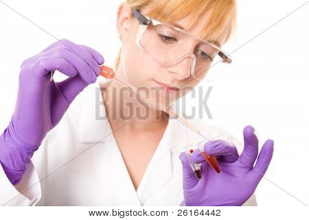 若い女性科学者、看護師の作品 2 つの小さな試験管内の血液サンプルをまたピペット ウィットを保持します。