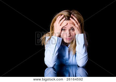 Depression, Stress, Kopfschmerzen Konzept, attraktive junge Frau im blauen Hemd hält den Kopf, Gesicht expr