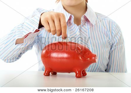 rothaarige Mädchen bringt Münze ins Rote Sparschwein, Ersparnisse Konzept, isolated on white background