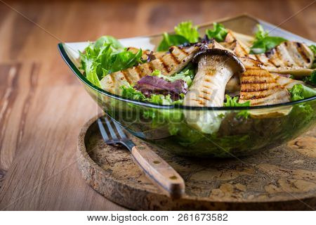 Green vegetable salad with grilled king oyster mushrooms