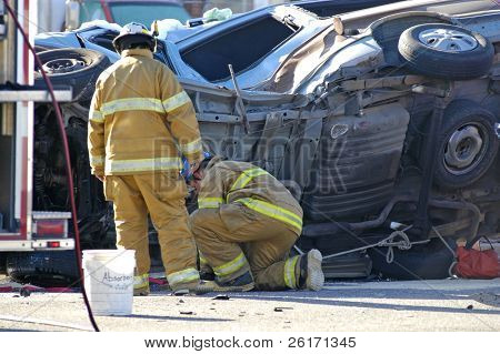 Refinanciar investigando un accidente automovilístico con un coche de bomberos