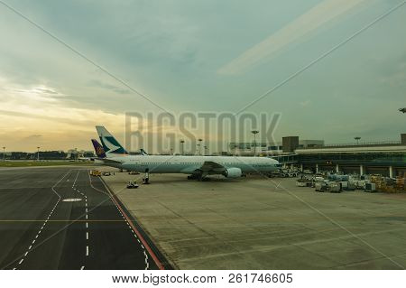 Changi, Singapore-june 07, 2017 :aircraft In Connecting Bridge To The Gate And  Preparing A Passenge