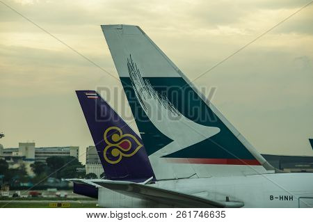 Changi, Singapore-june 07, 2017 :aircraft In Connecting Bridge To The Gate And  Preparing A Passenge