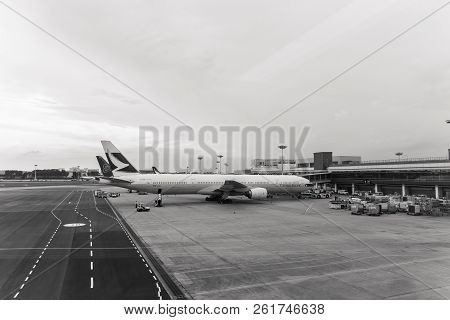 Changi, Singapore-june 07, 2017 :aircraft In Connecting Bridge To The Gate And  Preparing A Passenge