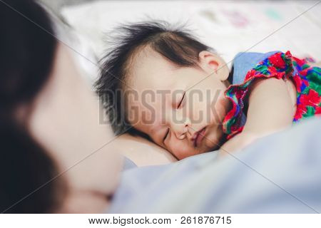 Baby Girl Sleep With Aunty At Home
