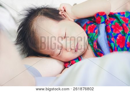 Baby Girl Sleep With Aunty At Home