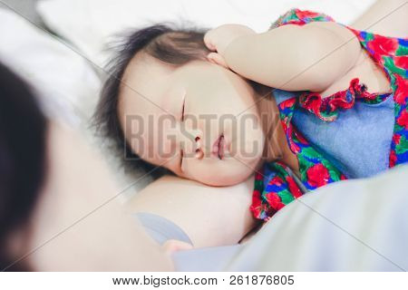Baby Girl Sleep With Aunty At Home