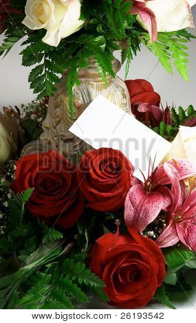 Un accordo di fiori con un tag di regalo.