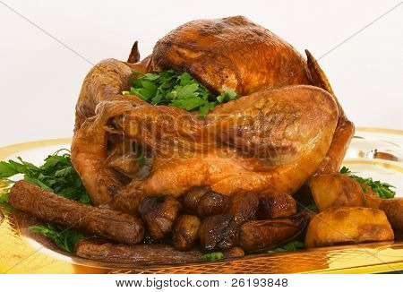 Arrosto di Turchia, vista frontale, con passamaneria su un vassoio d'argento e dorato.