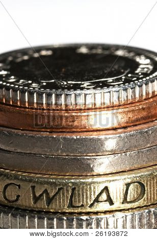 桩与英国硬币的威尔士在磅上显示的题字。