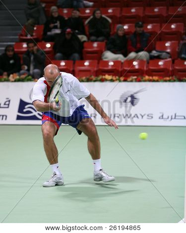 Ivan Ljubicic a Katar Open 2007 folyamán illesztésére Denis Gremelmayr Dohában, január 2-án