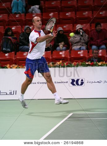 Ivan Ljubicic a Katar Open 2007 folyamán illesztésére Denis Gremelmayr Dohában, január 2-án
