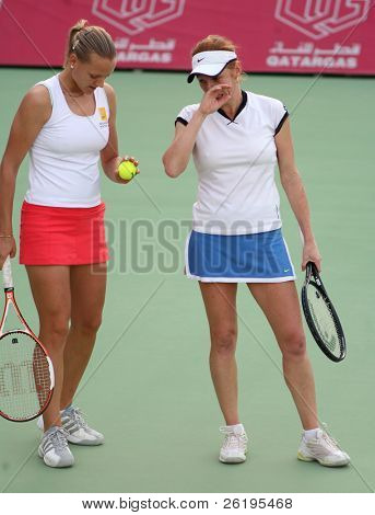Agnes Szavay (izquierda) y Vladimira Uhlirova en la final, en Doha, en marzo de Qatar Total Open dobles 