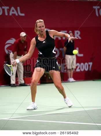 Australske tennisstjerne Alicia Molik i aktion mod Justine Henin, på i Qatar Total Open, Doha, 