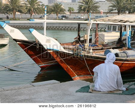 漁師彼ダウ Doha, カタールの横にある、日中の暑さ中に座っています。2008 年 9 月 (ラマダン