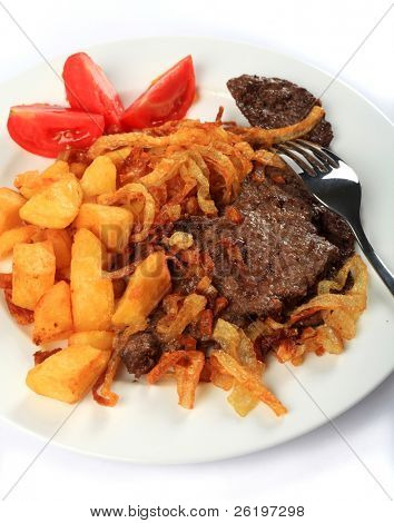 Tradizionale austriaco zweibelrostbraten, filetto di manzo con cipolle fritte croccanti, servita con dadini de