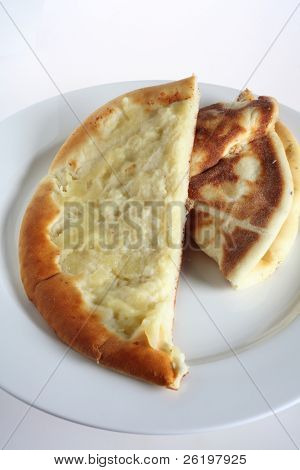ขนมปัง fataya ชีส halloumi เติม -คำตอบของซาอุดิอาระเบีย pizze - บนจานสีขาว นี้ 