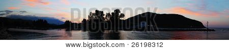 Georgioupolis, Creta, al tramonto, con le nuvole rosa, riflettendo sulla foce del fiume