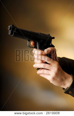 Pistolet prêt à l'incendie sur la cible