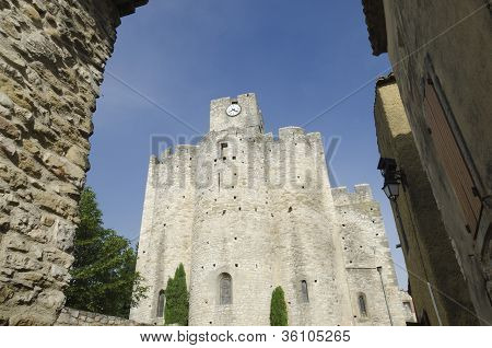 středověký kostel ve Francii