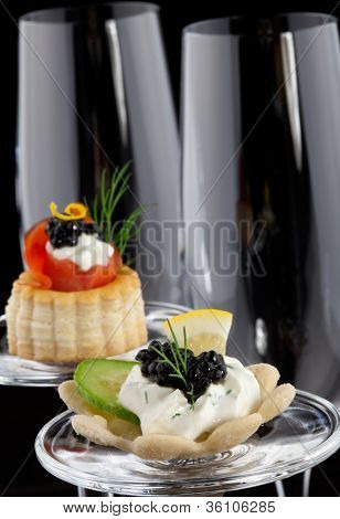 Canape černý kaviár a šampaňské