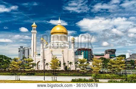 Omar Ali Saifuddien Mosque In Bandar Seri Begawan, The Capital Of Brunei