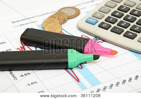 계산기, 동전과 펜 차트에 누워