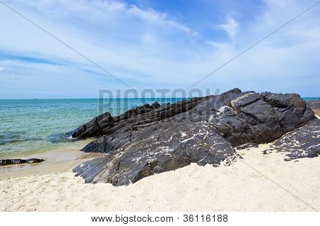 Rocha e areia na praia de Samila