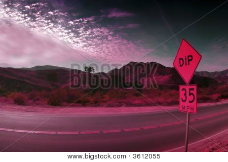 Ørken i pink lys med speed limit gadeskilt