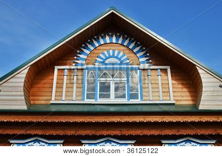 Saiteninstrument Holzdach mit Fenster auf blauer Himmel